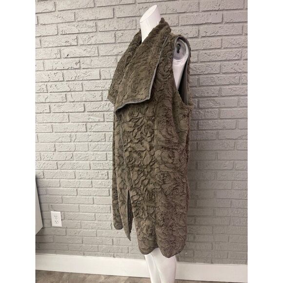 Altar’d State Women Faux Fur Longline Rose Pattern Vest Size L - Picture 5 of 10